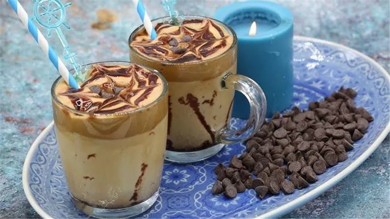 مثل الكافيهات.. طريقة عمل لاتيه القهوة الباردة بالنوتيلا