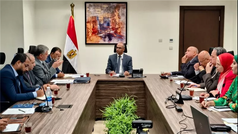 نائب وزير الإسكان يعقد اجتماعا لمناقشة الاستفادة من إنتاج محطة تحلية مياه