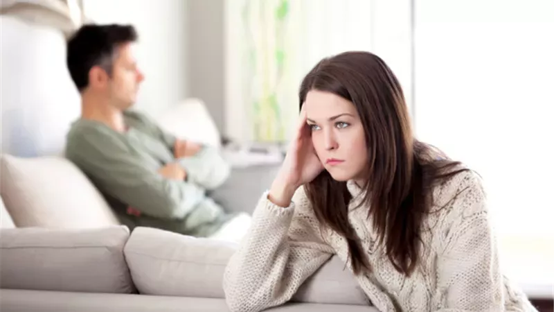 زوجي يشتري الهدايا لعشيقته من مالي.. ماذا أفعل؟