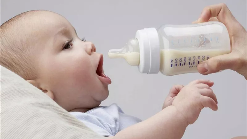 كيف أعرف أن الحليب الصناعي مناسب لطفلي؟