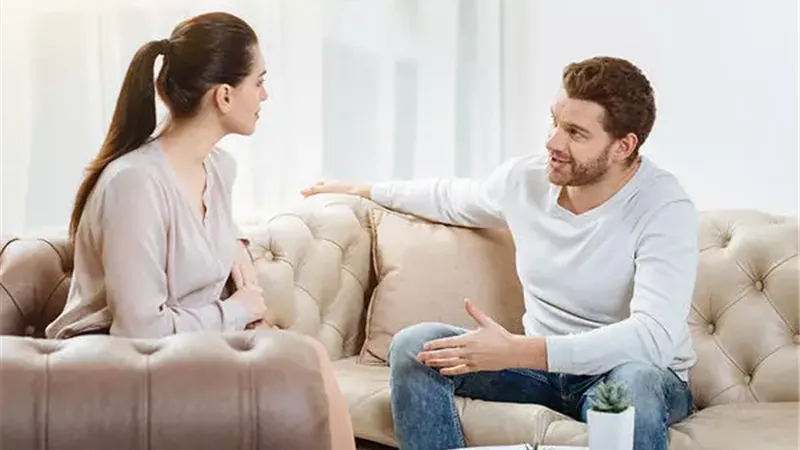 أخو زوجي دخل غرفتي دون وجودي.. ماذا أفعل؟