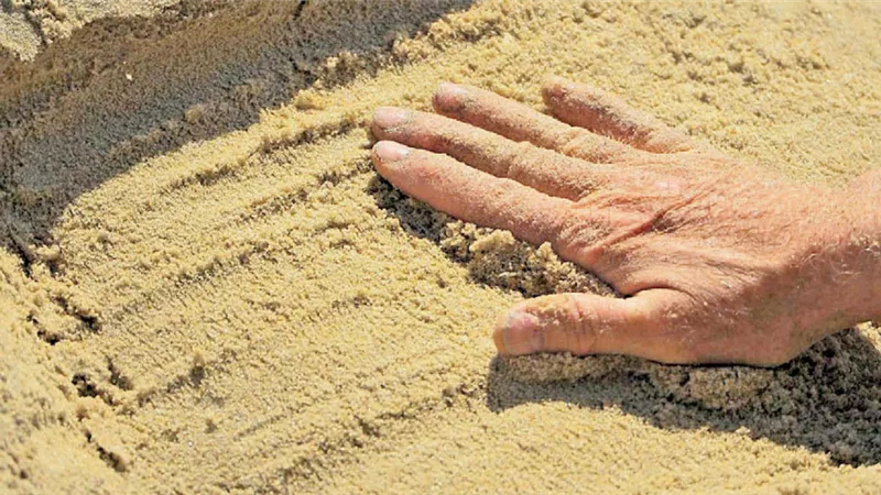 شقاء وحزن .. تفسير رؤية التراب في المنام لابن سيرين