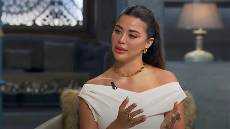 يارا السكري تتألق في باريس برداء الحمام وتكشف عن بداياتها الفنية
