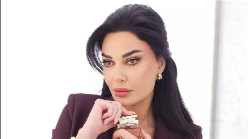 سيرين عبد النور تصبح أيقونة موضة بإطلالة برغندي أنيقة