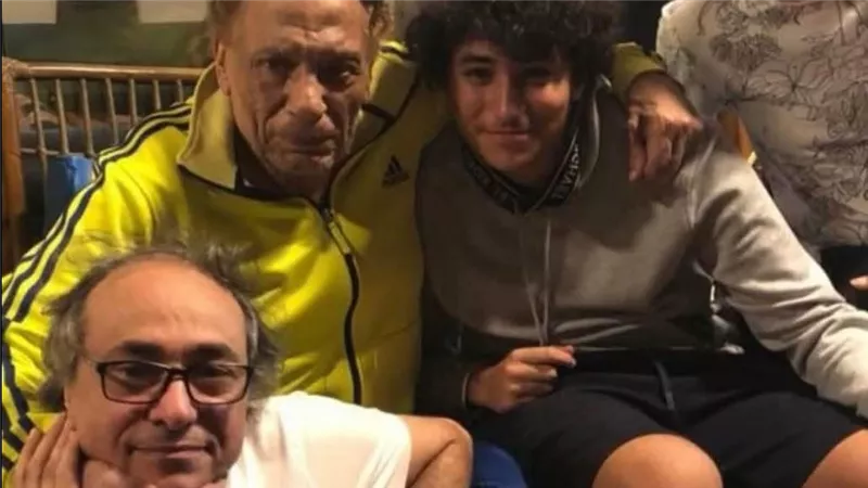 أكرم السعدني ينشر صورة نادرة تجمعه بالزعيم عادل إمام