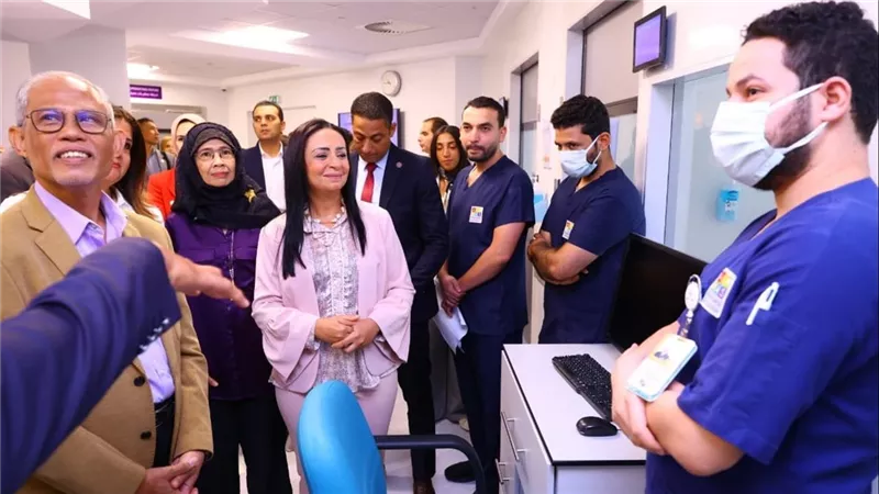  وزيرة التضامن الاجتماعي ووزير الأسرة والتنمية الاجتماعية السنغافورى يزوران مستشفى الناس (صور)