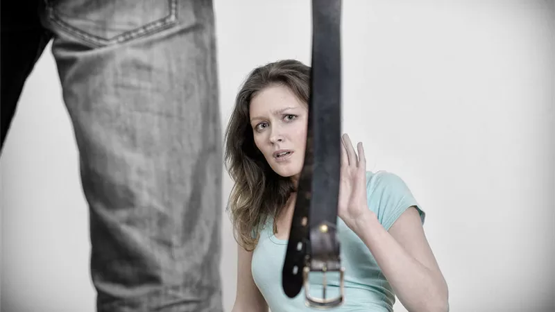 زوجي يضربني بالحزام على مؤخرتي لتأديبي.. ماذا أفعل؟