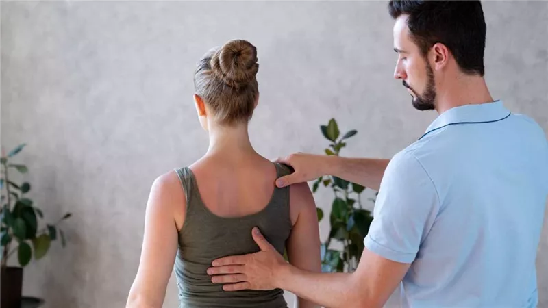 عيوب جسدك لا تُخفيها.. ثلاث تمارين لعلاج تحدُب الظهر للفتيات 