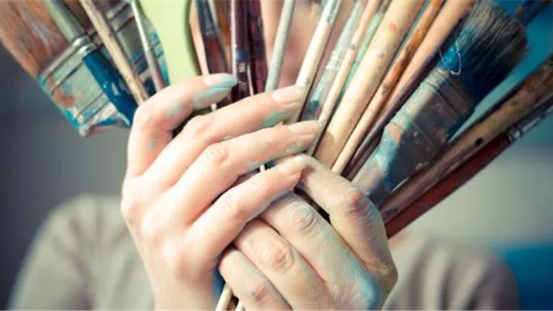 هل يجوز التعري أمام أختي بهدف الرسم؟