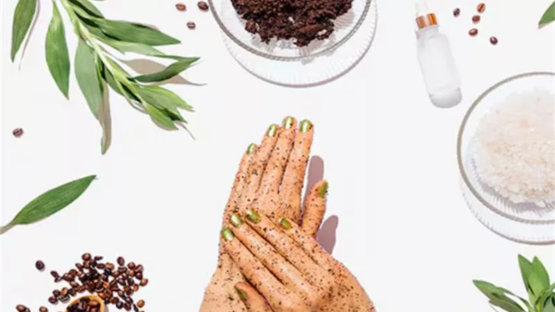 طرق تبييض اليدين بخلطات طبيعية آمنة وفعالة