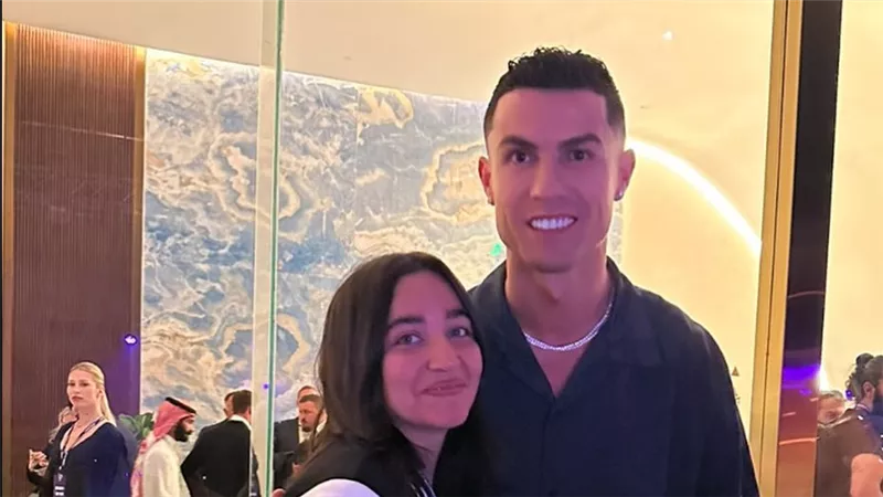 جودي ابنة أحمد سعد تلتقي كريستيانو رونالدو وتلفت الأنظار بموهبتها الغنائية
