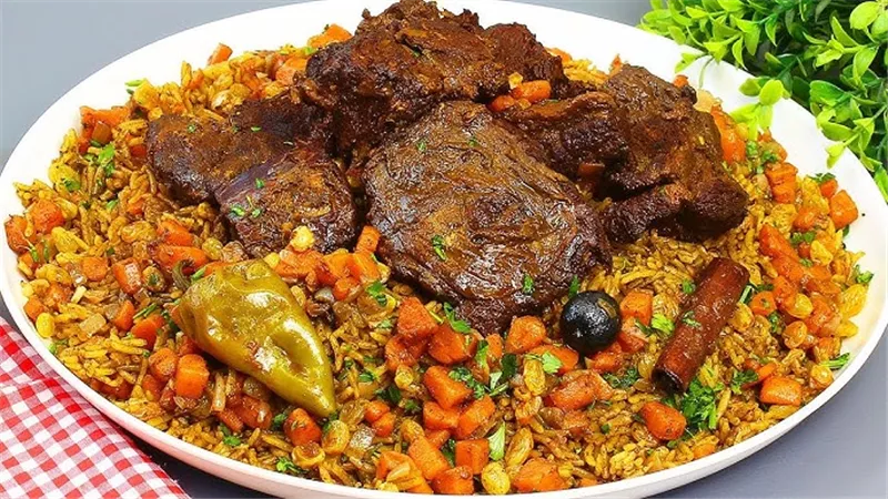 طريقة عمل الكبسة  باللحم والمكسرات بخطوات بسيطة في المنزل 