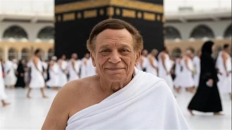 حقيقة صورة عادل إمام على كرسي متحرك أثناء أداء العمرة