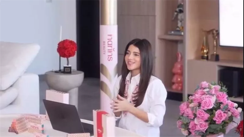 نارين بيوتي تطلق علامتها التجارية الخاصة بالمكياج وسط احتفال عائلي