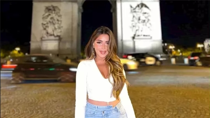 سارة سلامة تتألق بإطلالة ساخنة.. وتتصدر مواقع التواصل