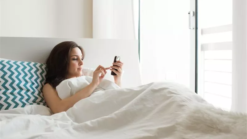 أضرار قريبة لكِ بسبب الإطلاع على هاتفك فور الاستيقاظ