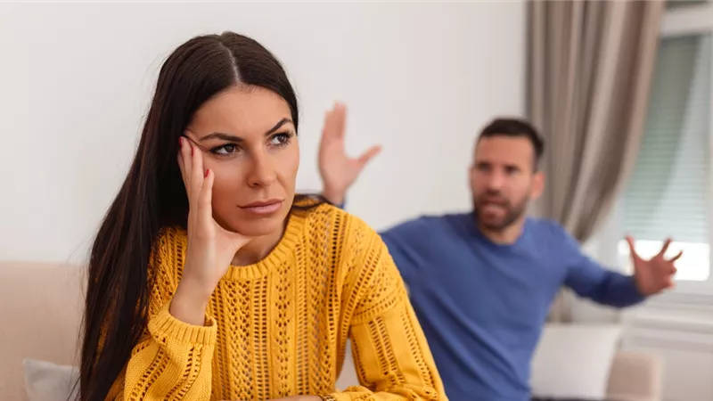   ماذا تفعل المرأة مع الزوج كثير الحلف بالطلاق؟   أمين الفتوى يُجيب