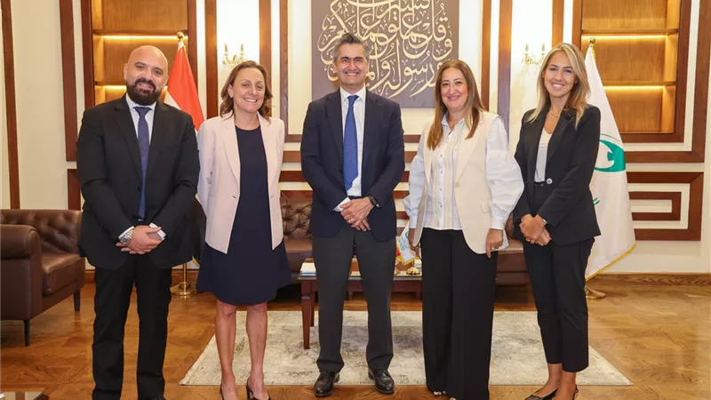 رئيس البريد المصري تلتقي الرئيس الإقليمي لشركة 