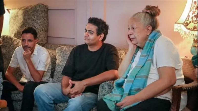 سمية الألفي تدعم ابنها أحمد الفيشاوي في كواليس سفاح التجمع
