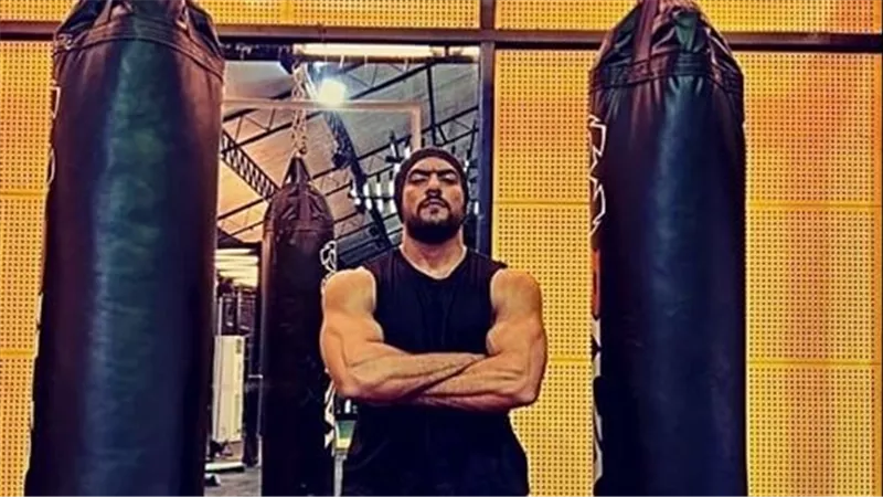 أحمد العوضي يستعد لرمضان 2026 بمسلسل “علي كلاي”