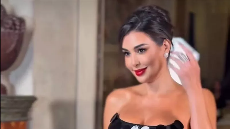 سر فستان ياسمين صبري الأسود في عرض لوريال باريس خلال أسبوع الموضة