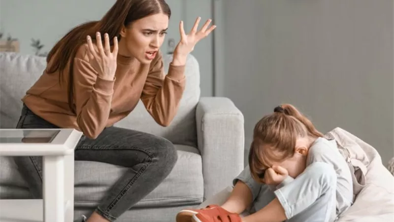 لماذا تصبح بعض الأمهات عصبـيات؟.. عوامل نفسية وجسدية تكشف الإجابة