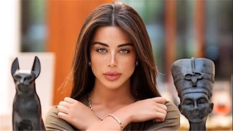 يارا سكري تتألق في أسبوع باريس للموضة 2025 