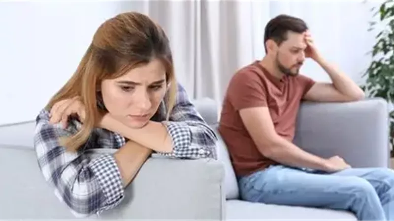 معاملة الزوجة لزوجها برسمية بعد حب.. هل تعد تذكرة رحيل من قلبها؟