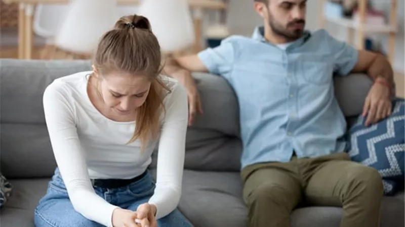 كيف تتخلصي من الصمت العقابي مع زوجك العنيد؟ 