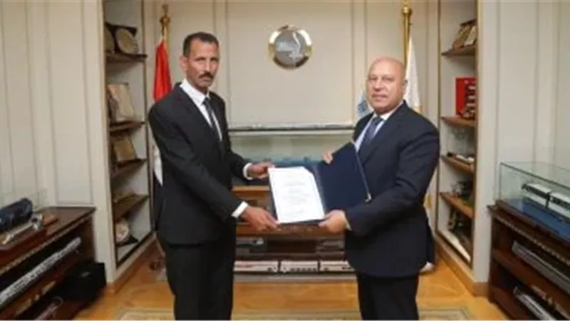 سائق أتوبيس يعيد شنطة بها مليون جنيه لأجنبيتين ويرفض المكافأة  