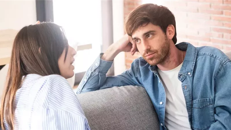 أشعر أنني غريبة في علاقة تجمع خطيبي وأمه.. ماذا أفعل؟