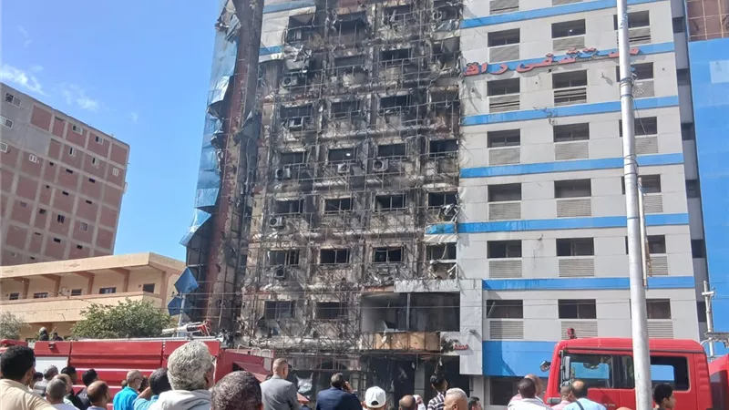 تفحم 3 سيارات في حريق هائل بمستشفى في الإسكندرية