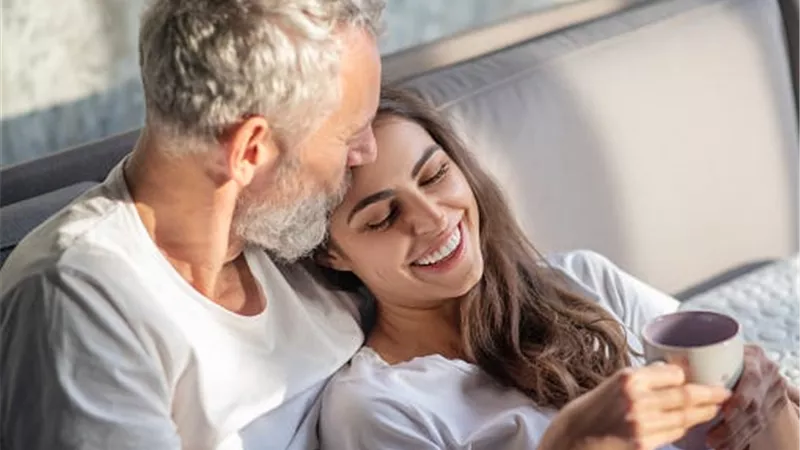 خمسيني يريد الزواج من مطلقة ثلاثينية.. والتعليقات تهاجمه