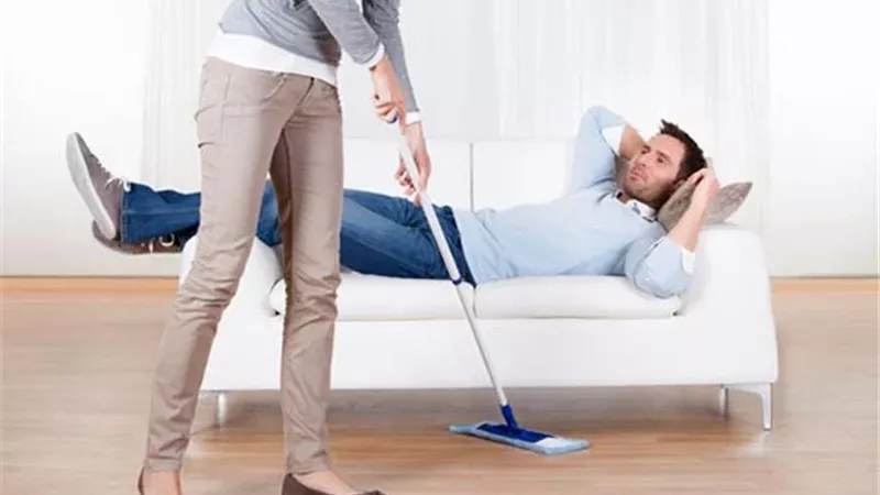 كيف تتعاملين مع زوجك «الاتكالي»؟.. 8 طرق مضمونة