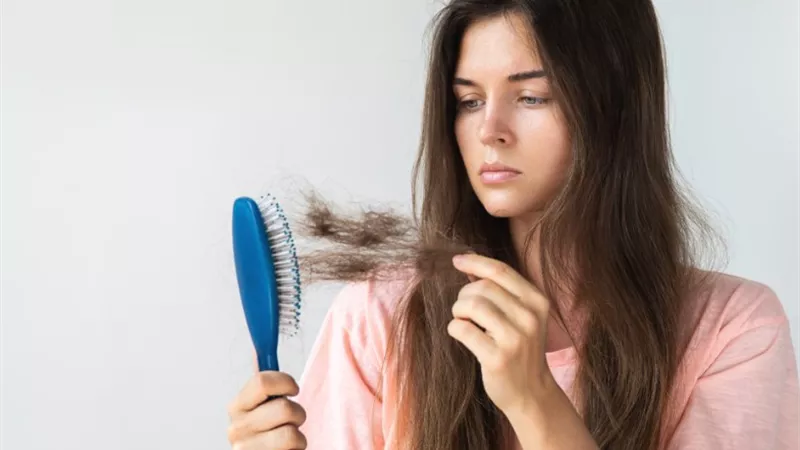 ممارسات خاطئة مع شعرك تتسبب في تساقطه.. ما هي؟ 