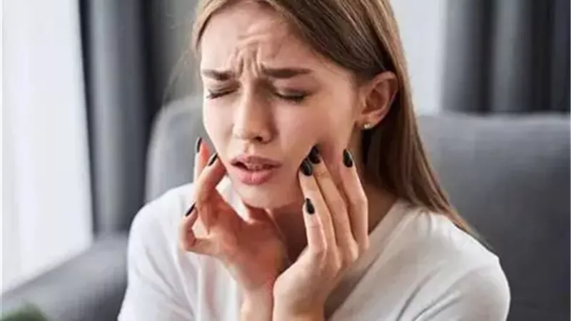 اضطراب المفصل الصدغي الفكي... ما أسبابه وأعراضه وطرق العلاج؟