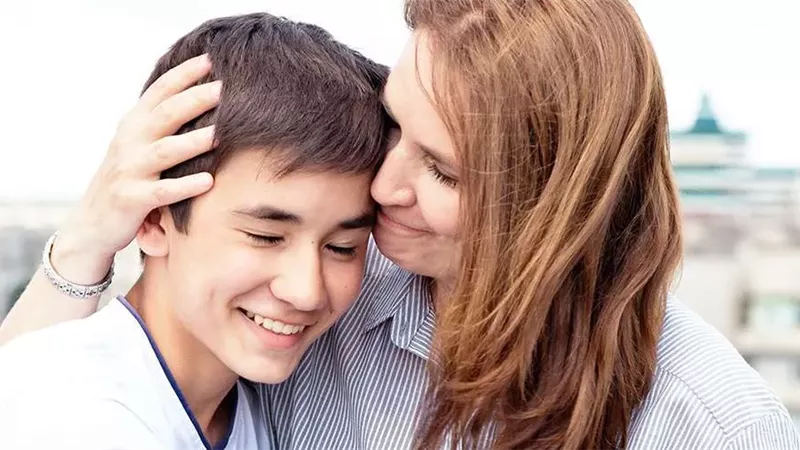 حضن عفوي من إبن زوجي لي أمام سلفتى ..تعليق صادم منها   