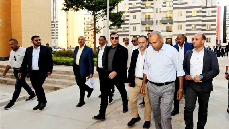 وزير الإسكان ومحافظ أسيوط يتفقدان الممشى  و