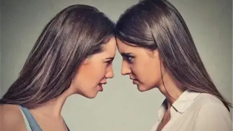 الغيرة بين السلايف نار تحرق البيوت.. فما هي اسبابها؟