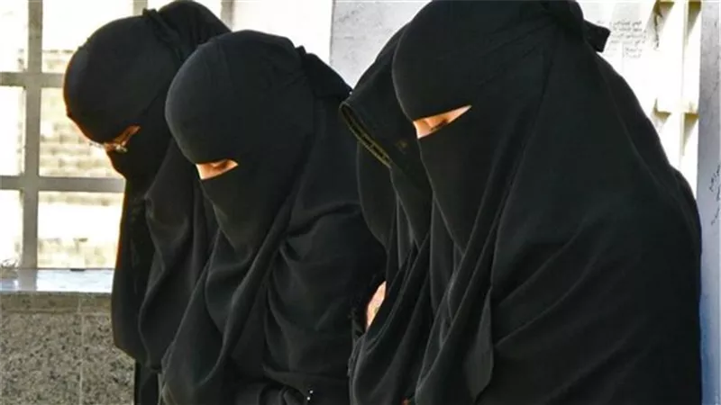 ما حكم صلاة المرأة بالنقاب؟  