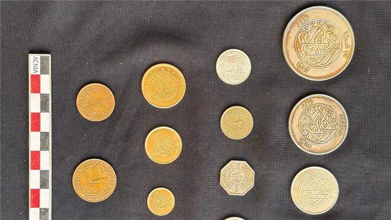  اكتشاف كبسولة رصاصية نادرة تحتوي مجموعة عملات تاريخية في حي وسط الإسكندرية