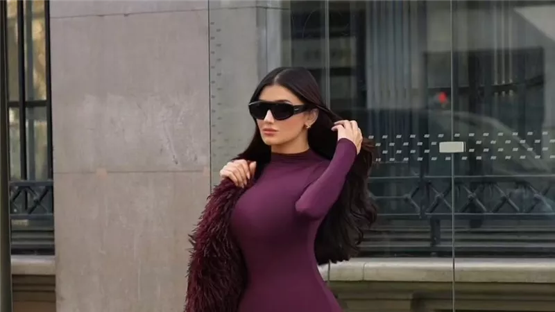بجمبسوت.. مي عمر تستعرض رشاقتها بجرأة بباريس