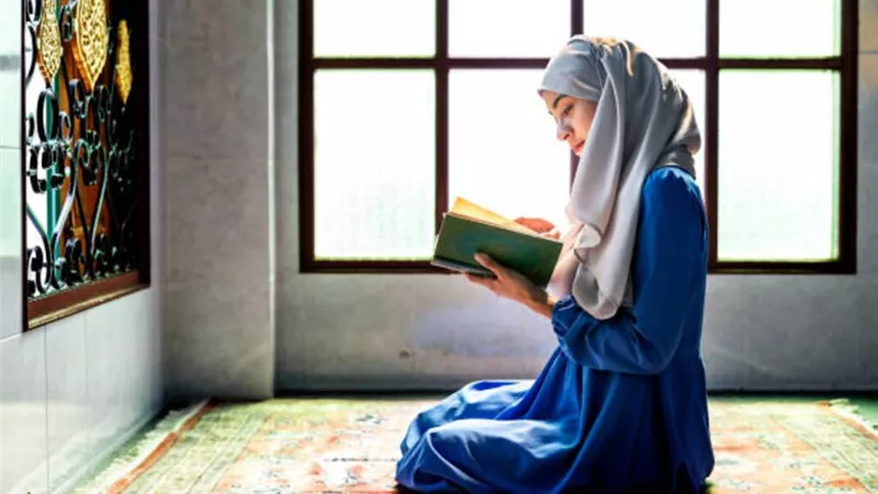 تفسير حلم قراءة الأذكار في المنام للعزباء والمتزوجة والحامل