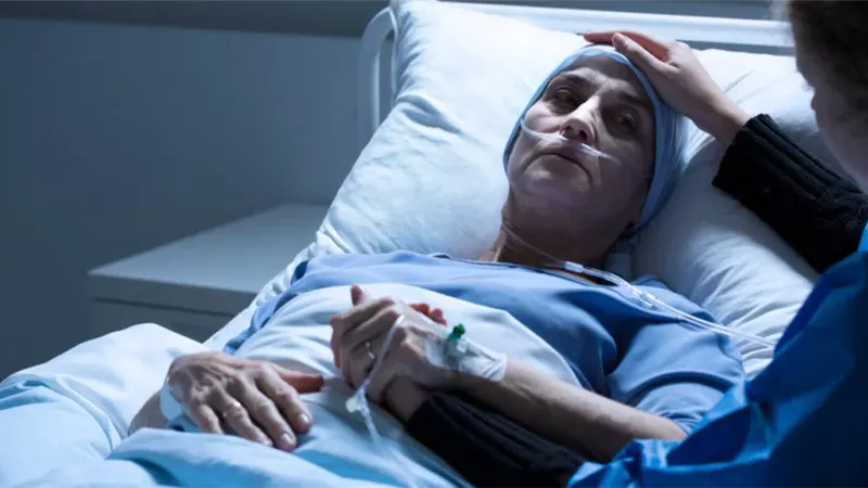 أخي مريض بالسرطان وأهلي ينهارون.. كيف أتصرف؟