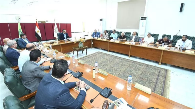 وزير الاسكان يتابع مع عدد من رؤساء أجهزة المدن ملفات العمل
