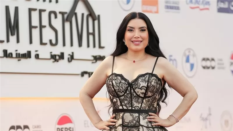 عبير صبري تخطف الأنظار باطلالة جريئة في مهرجان الجونة السينمائي (صور)