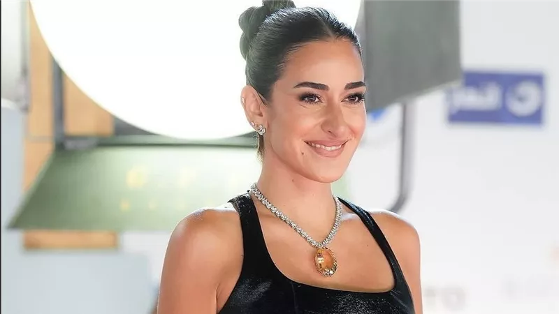 فستان واسع يضع أمينة خليل في مرمى الشائعات