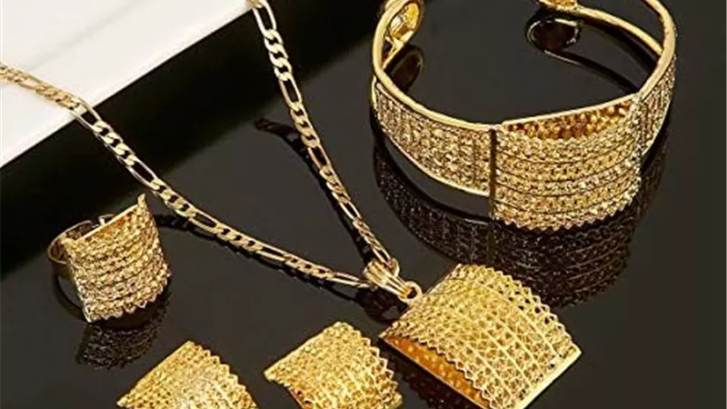 سيدة: حماتي سرقت ذهب سلفتي واتهمتني فيه.. ماذا أفعل؟