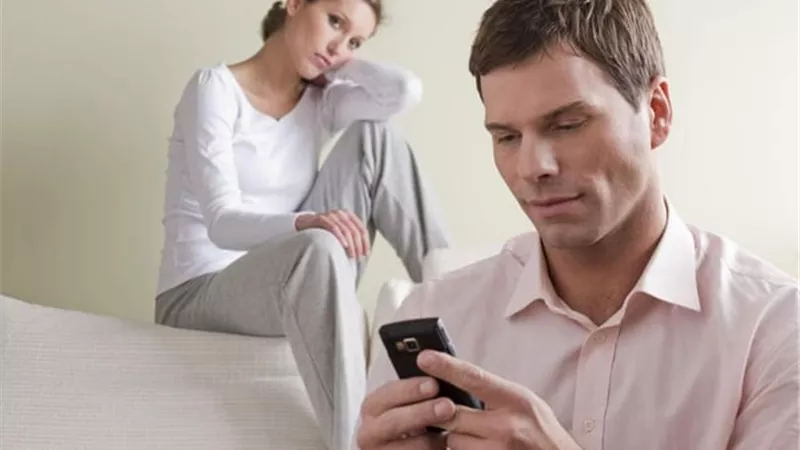 زوجي يخونني مع ابنة خالته.. ماذا أفعل؟
