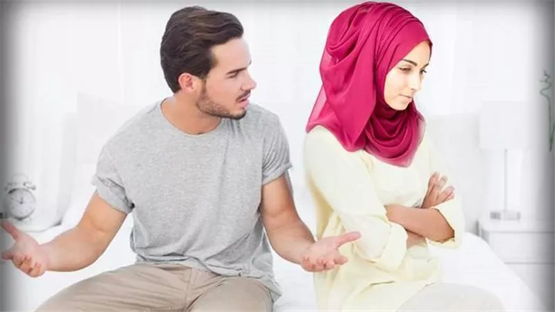هل يجوز للزوجة أن تمنع نفسها عن زوجها لأنه لا يصلي؟.. أمين الفتوى يُجيب